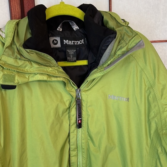 Marmot Women’s Ski Jacket in Large and Green . Great co diction except hood. - Picture 2 of 11